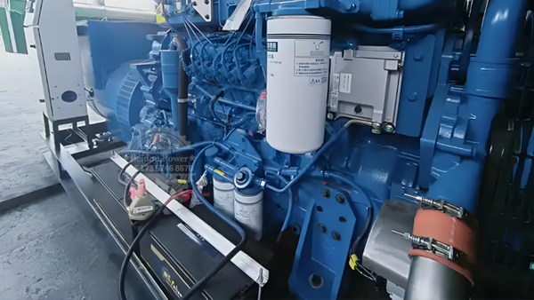 Why does the manual oil pumping device often fail to pump oil