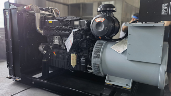 What should I do if there is cooling water in the oil pan of Shangchai diesel generator?